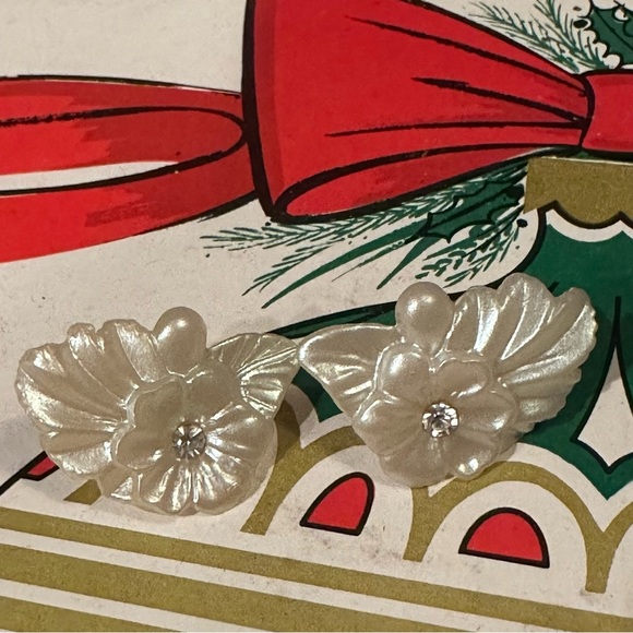 Vintage Faux Pearl Celluloid Molded Flower Clip Earrings Rhinestone Bridgerton - Picture 3 of 6